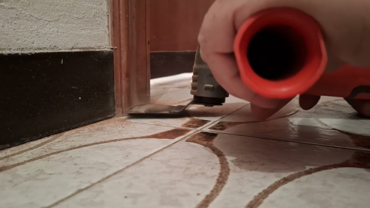 Come tagliare i profili delle porte per inserire il laminato