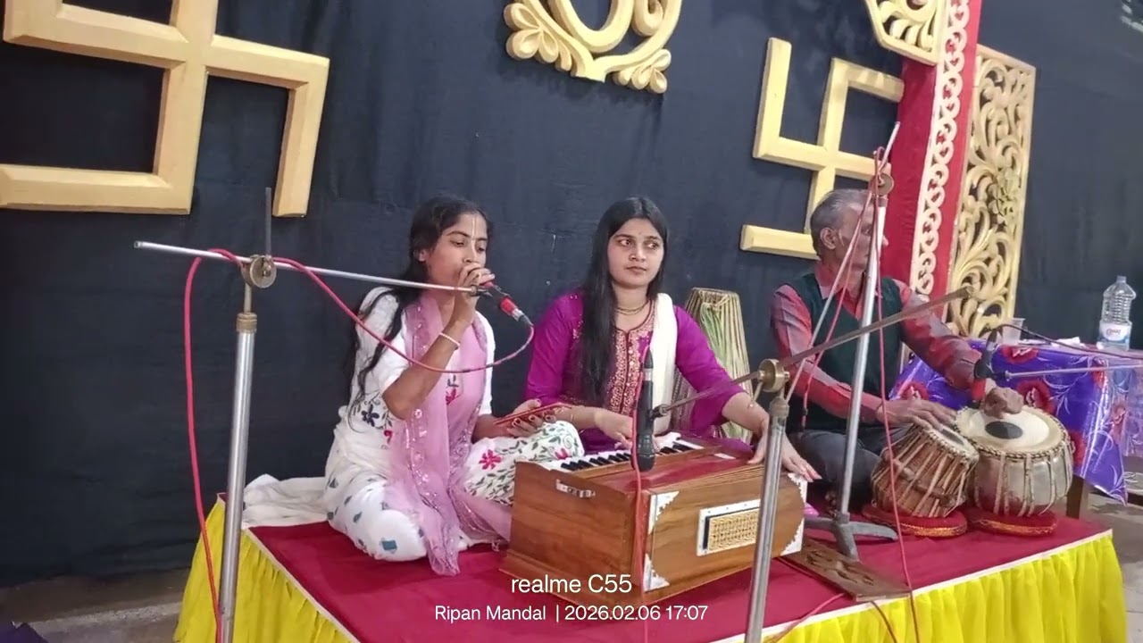 গান পরিবেশন করছেন শ্রীমতি সুপ্রিয়া দেবনাথ। 