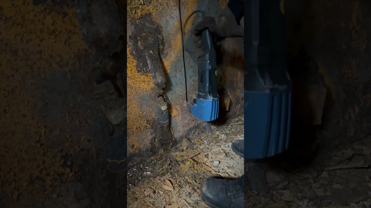 Trumpf-Nibbler N700 im Einsatz beim Zerschneiden eines Heiz&ouml;ltanks