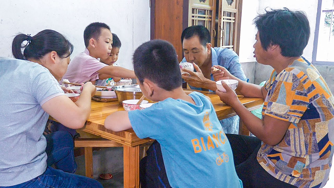 公公回來吃飯，兒媳特意上街買牛肉，真暖心 | Beef soup, the family eat very happy