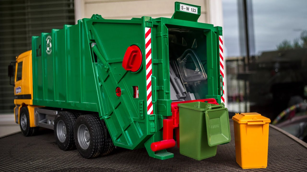 Kid's Corner: Bruder Toys Rear Load Garbage Truck Review & Demo