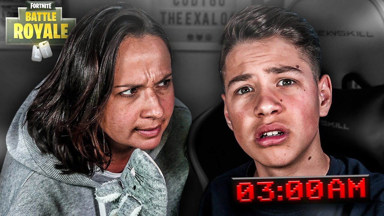 Me quedo toda la noche jugando a Fortnite y mi madre me pilla... *mala idea*