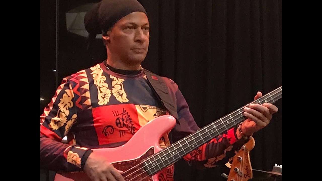 Le bassiste Michel Alibo en tournée avec Ray lema