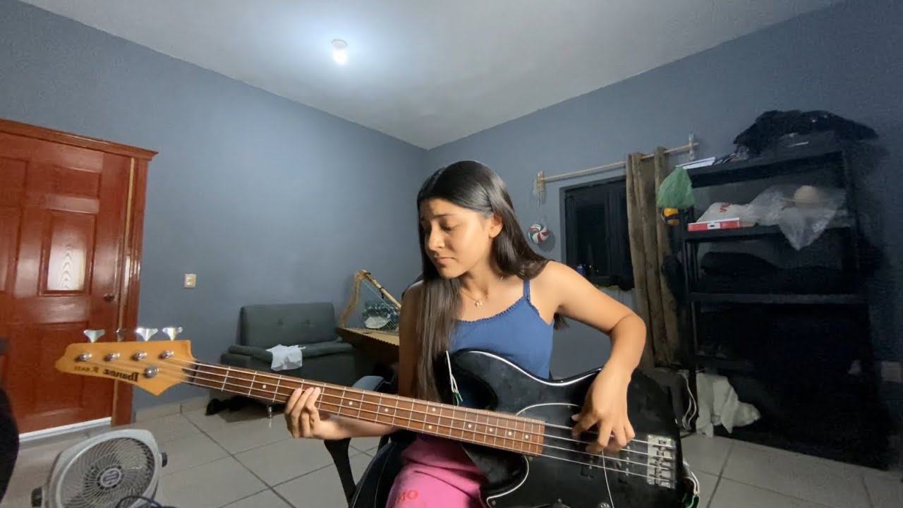 Un poco de práctica en el bajo ✨