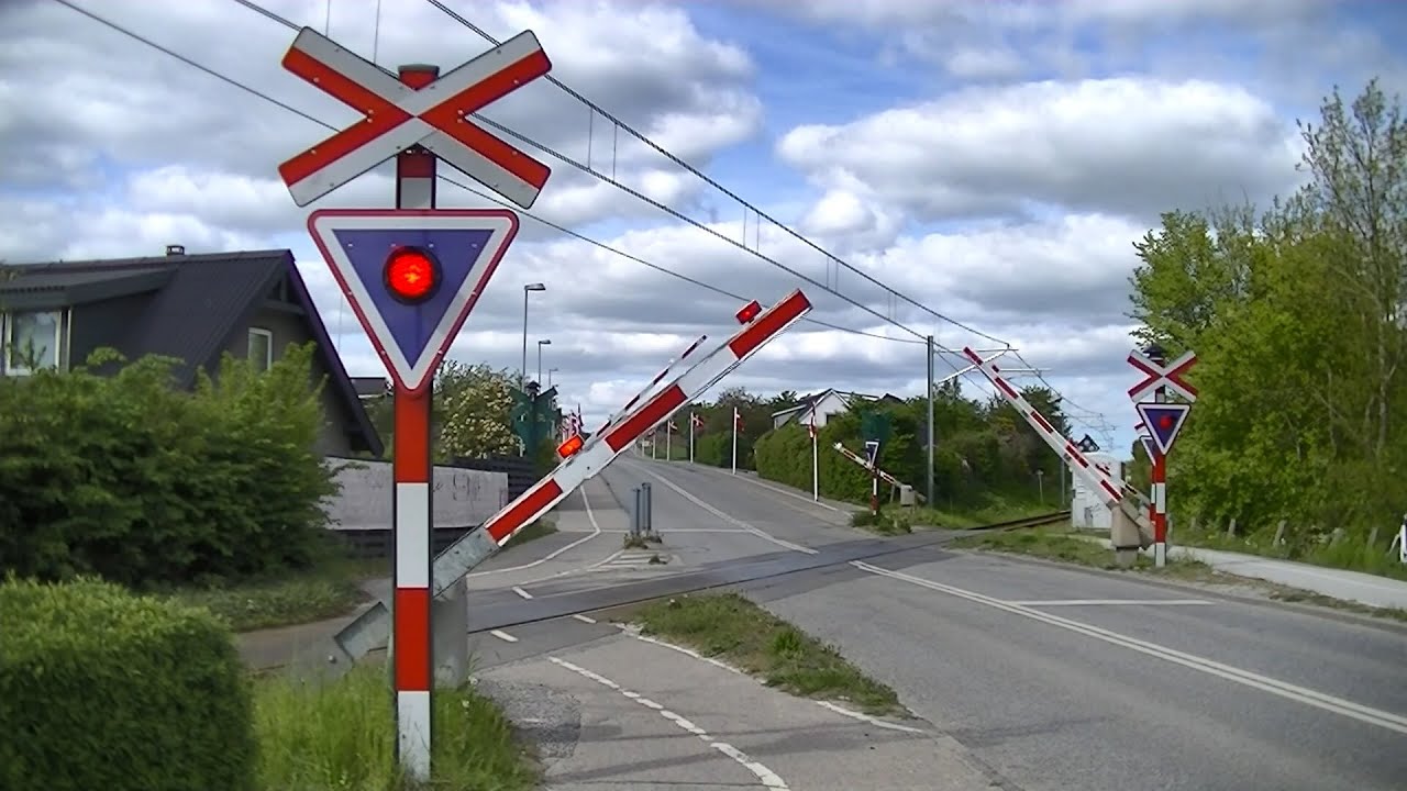 Spoorwegovergang Skødstrup (DK) // Railroad crossing // Jernbaneoverskæring
