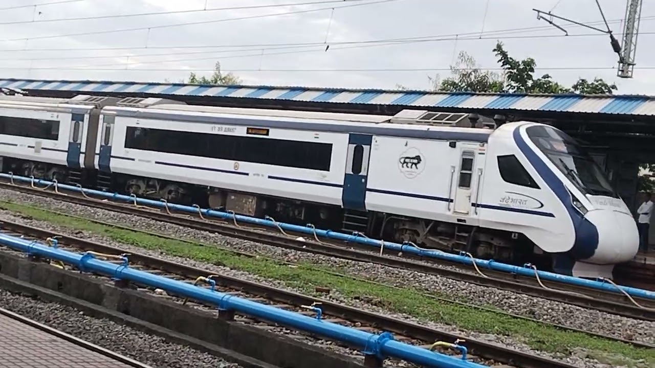 Vande bharath express at Katpadi junction #vandebharat #thotarsfacts 