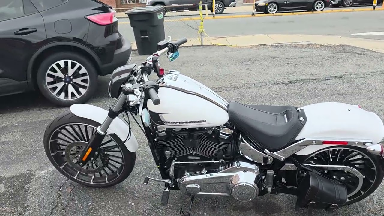 HARLEY DAVIDSON BREAKOUT 117  EXHAUST VANCE & HINES.   