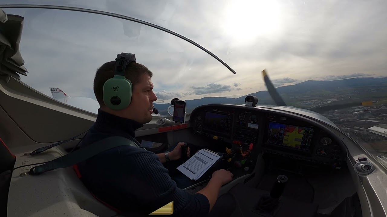 Utajen&yacute; pasažier 🪰 a prist&aacute;vanie v Trenč&iacute;ne s kopancami 🛬 #lietanie #letecky #zazitky #let #pilot
