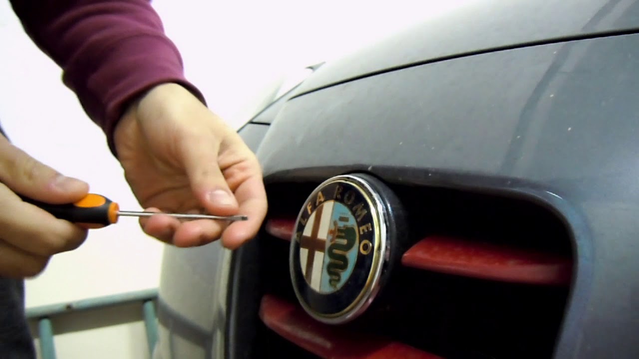Rimozione logo anteriore Alfa Romeo MiTo [How to Replace Front Logo] #1