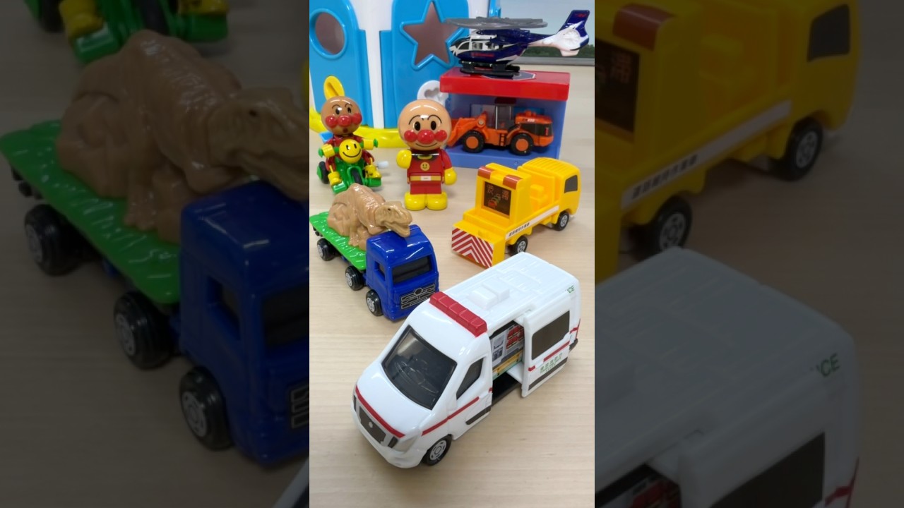 アンパンマンのかぎボックスのとびらを開ける【救急車・恐竜運搬車・道路パトロールカー】はたらくくるま  ハッピーセットトミカを取り出します🚑 #shorts #アンパンマン #はたらくくるま