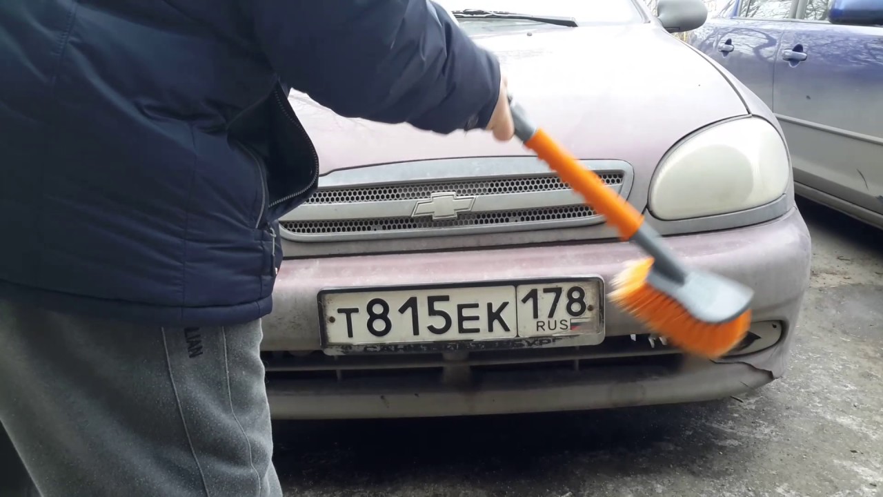 Гениальное изобретение Виктора Зотина. Щетка с пластиковой бутылкой для мойки номеров ТС.