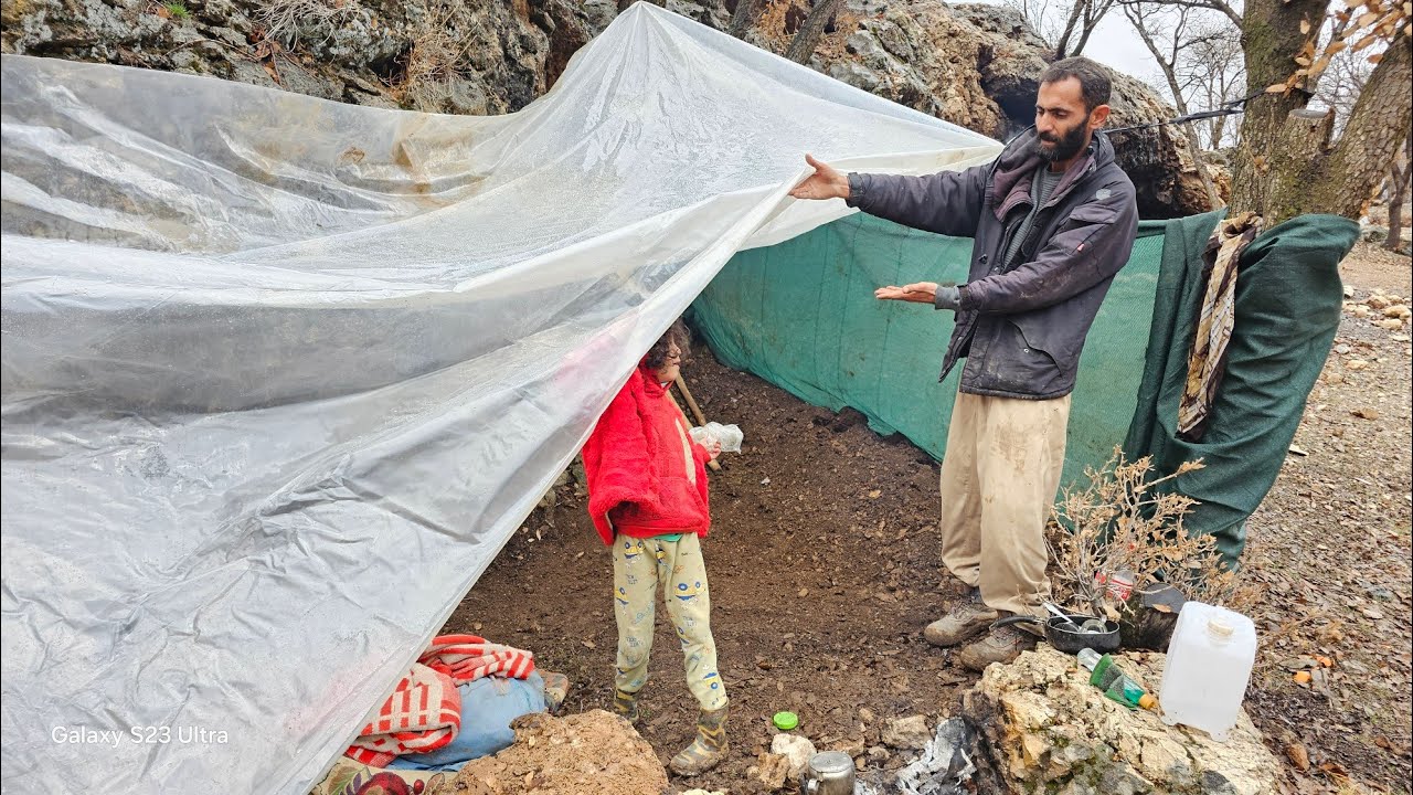 In the midst of rain and snow|Mustafa built the most amazing shelter!🌧️