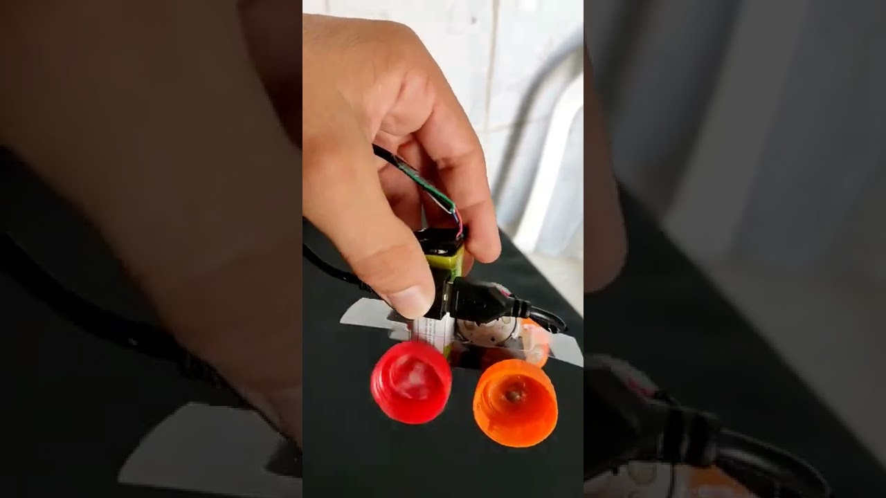 Carrinho com um motor DC e bateria de 9 V #shorts #escola #criatividade #ciencia #f&iacute;sica