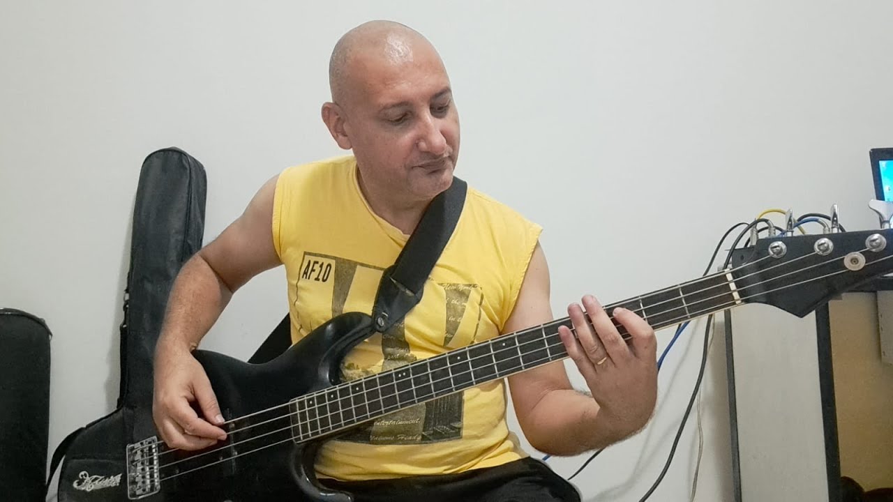 Tocando contrabaixo do zero aula 2 exercitando os dedos tocando o contrabaixo