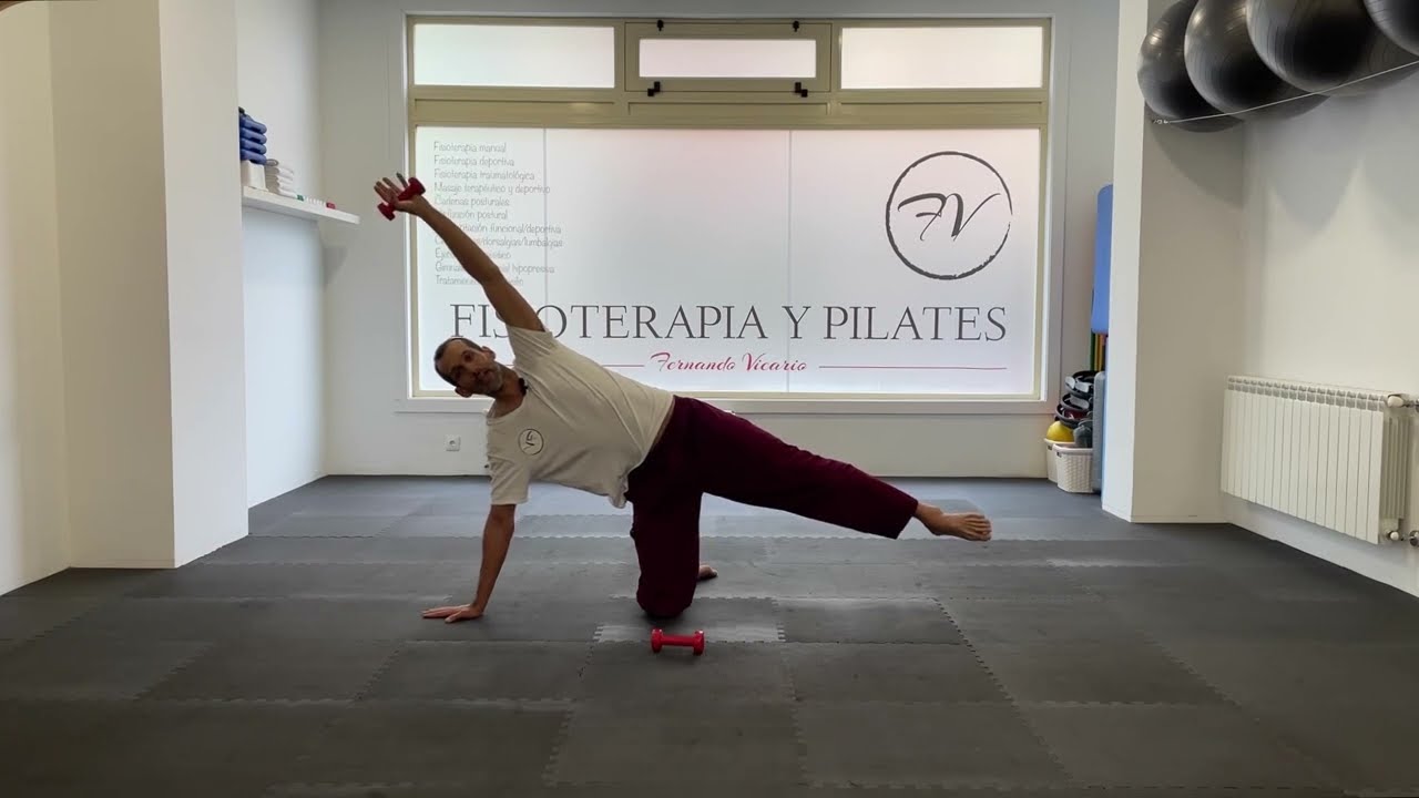 Pilates con mancuernas. Ejercicio terapéutico con pesas.