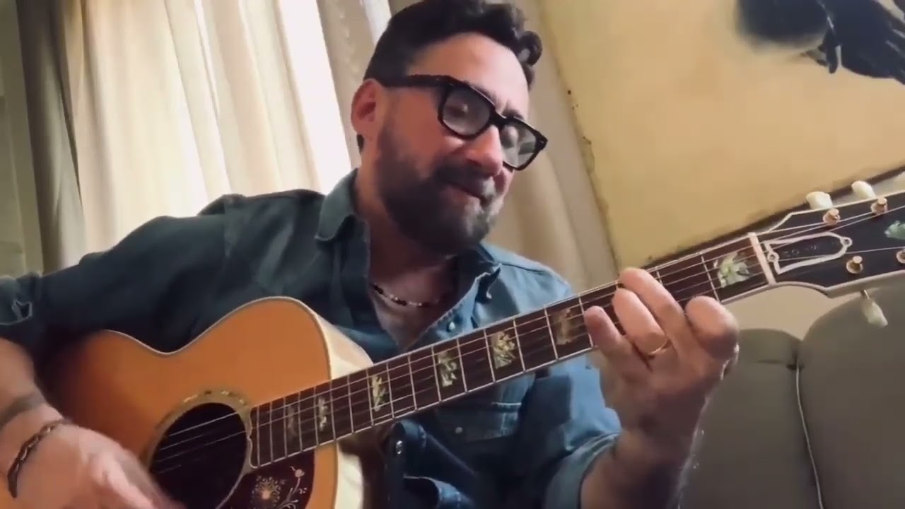 Frederico Zampaglione in questa dolcissima versione di Mi Rituffo Nella Notte