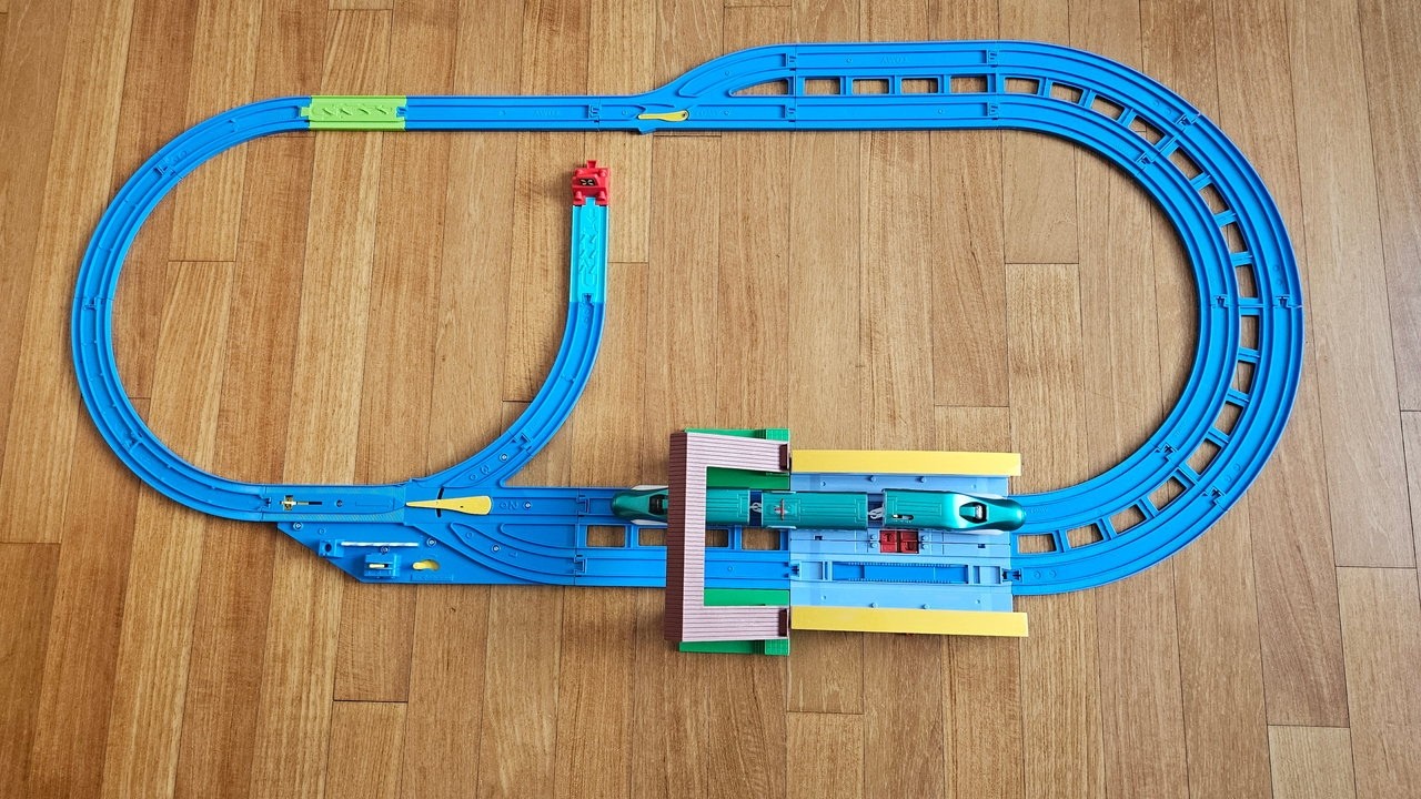 프라레일 (プラレール) 자동포인트레일과 왕복레일 레이아웃 (自動ポイントレールと往復レールのレイアウト)