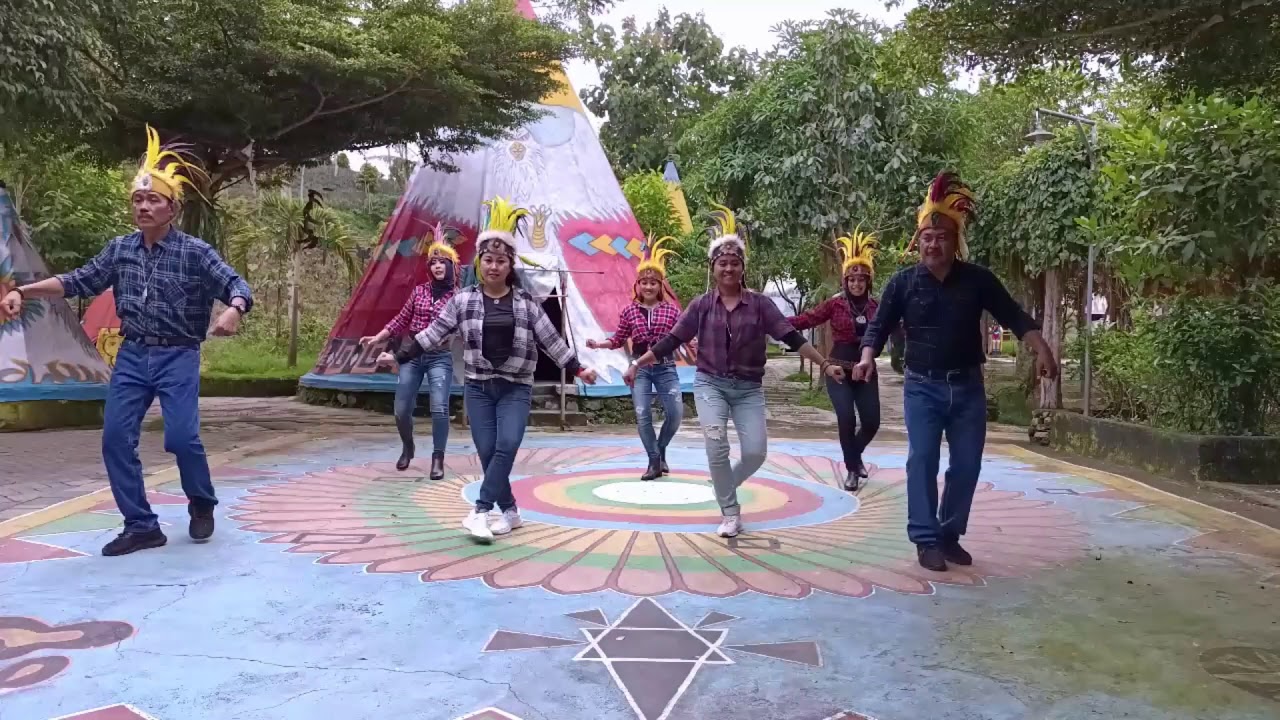 SHOW OFF YOUR COLORS Line Dance. Demo by Joena, Winta, Arie, Hadi, Fitri, Triana, Liring...