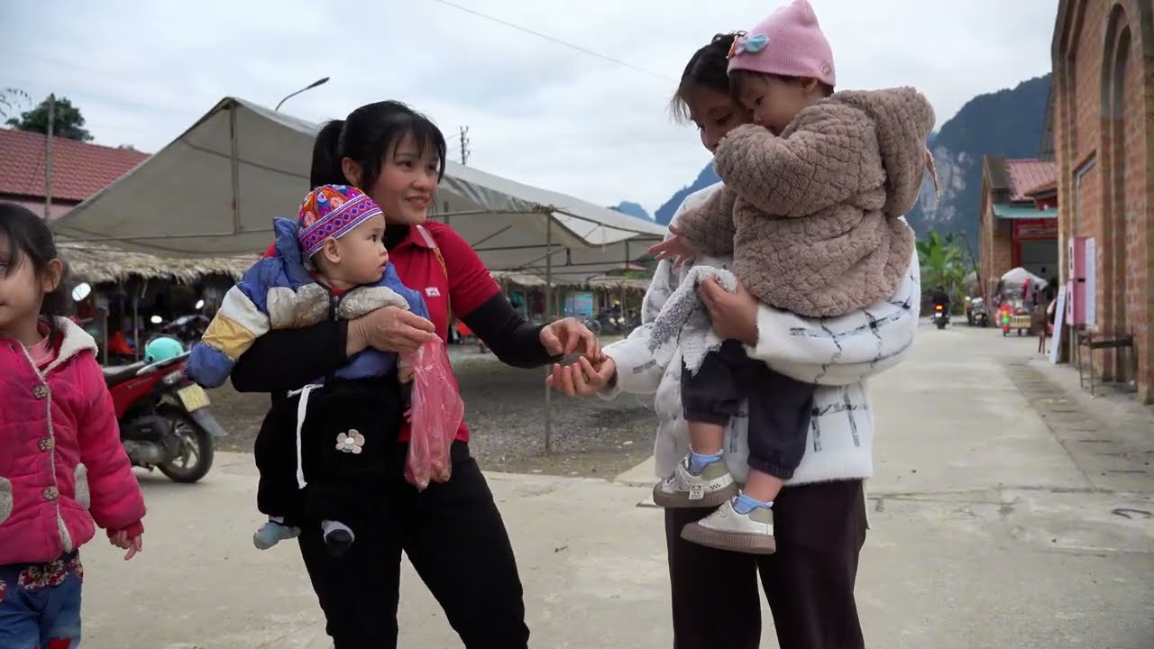 The girl is picking peanuts to sell at the market, raising two abandoned children.
