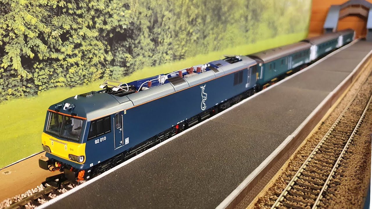 Accurascale Class 92 92010 Caledonian Sleeper livery review
