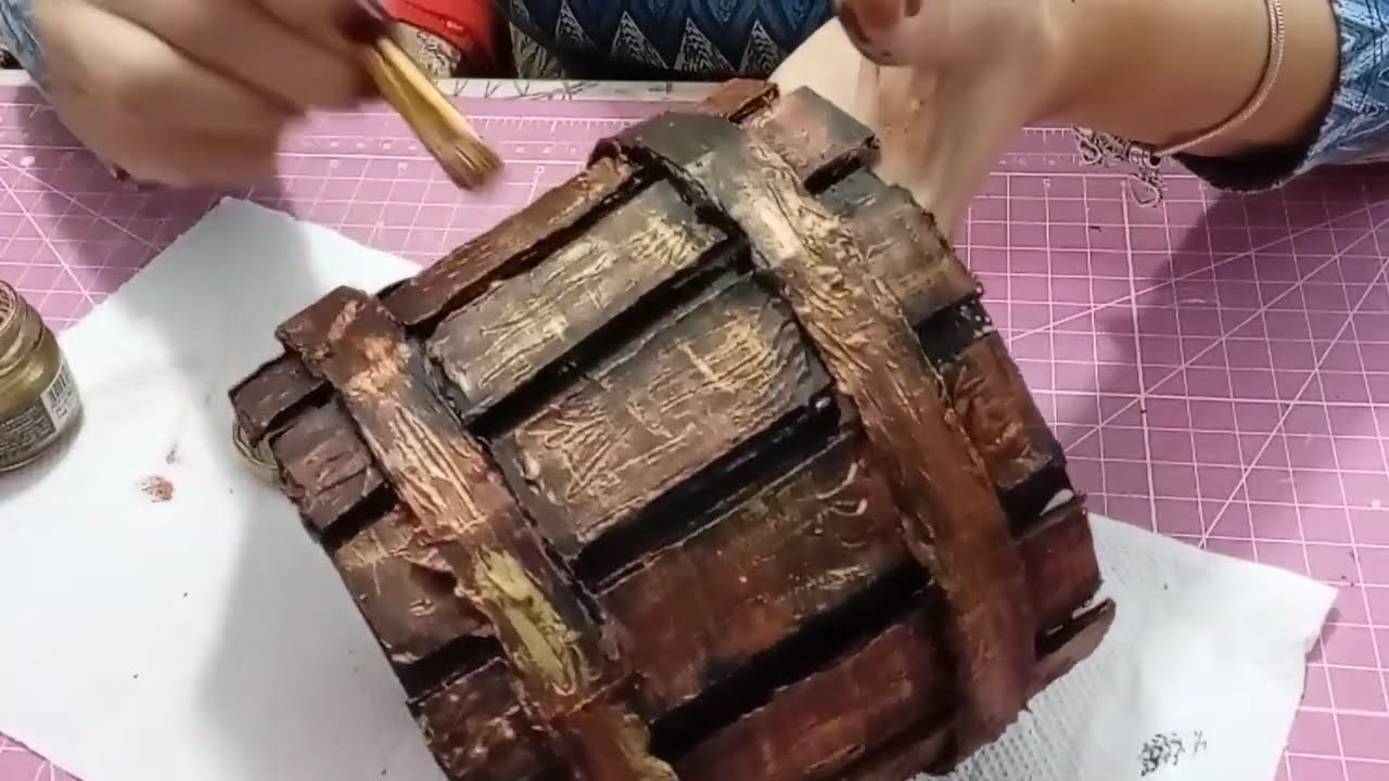 Do lixo ao LUXO! Transformando um pote de plástico em um lindo vaso ! Imitação de madeira