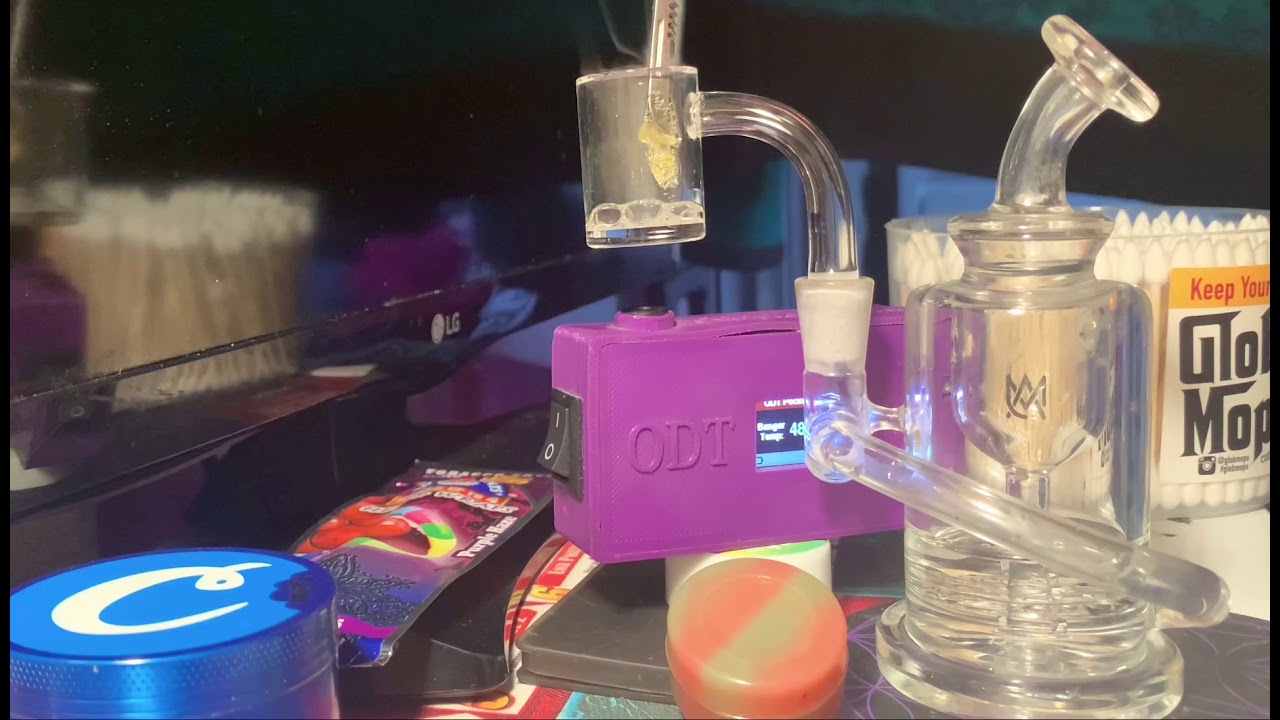 MJ Arsenal URSA using my ruby pearl co banger 25mm dabbing on some shatter with puffco cap