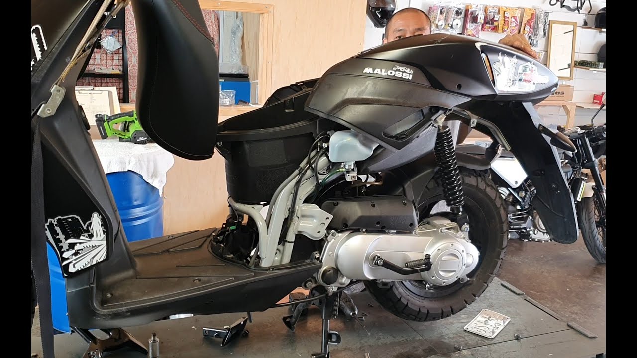 Как снять задние панели на моделях Piaggio Typhoon / Aprilia SRMT Euro 4