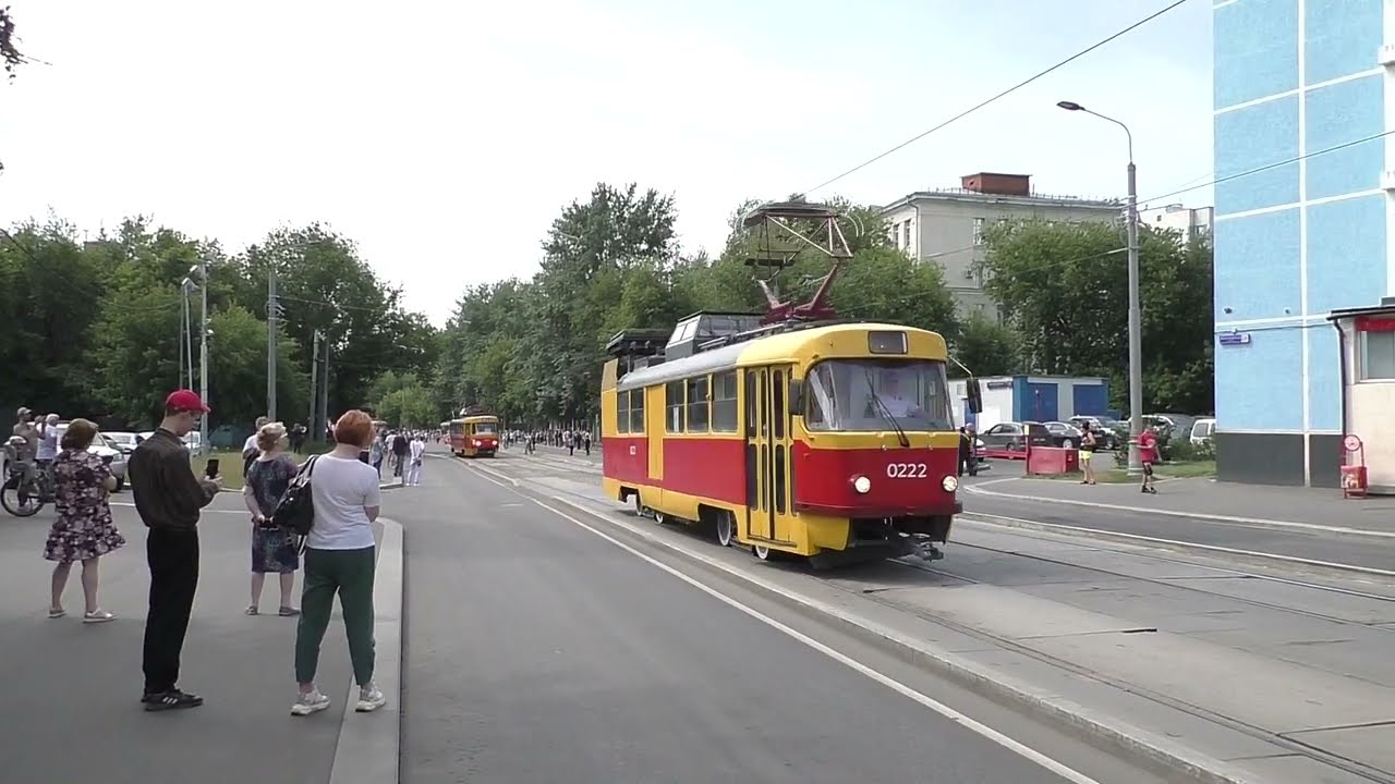 Парад трамваев и ретроавтомобилей в День московского транспорта 12 июля 2025 года.