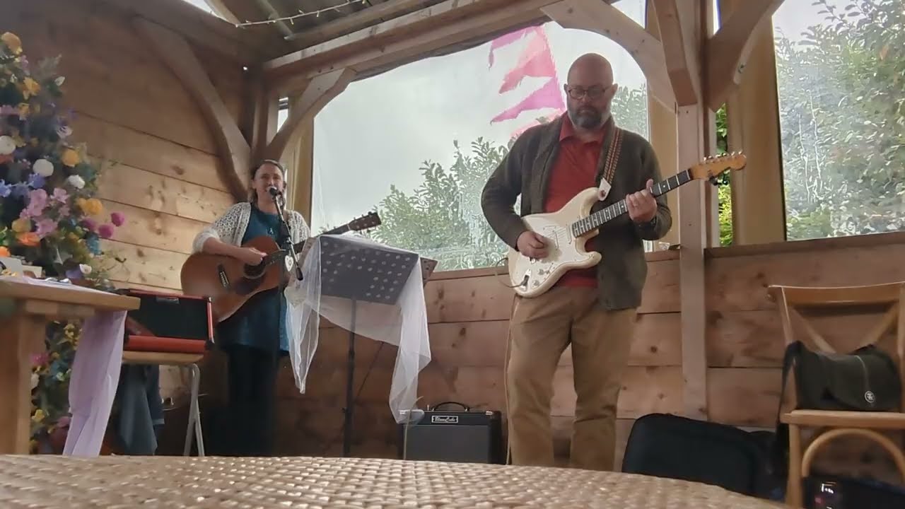 'Stuck in the Middle With You' Song by Stealers Wheel - Live Cover by Becky Syson & Chris Maguire