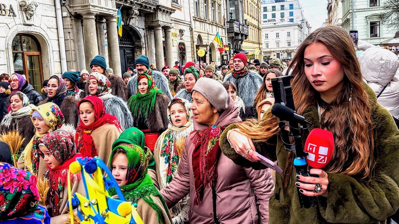 Різдво у Львові на площі Ангелів біля Дідуха. #львівплощаринок