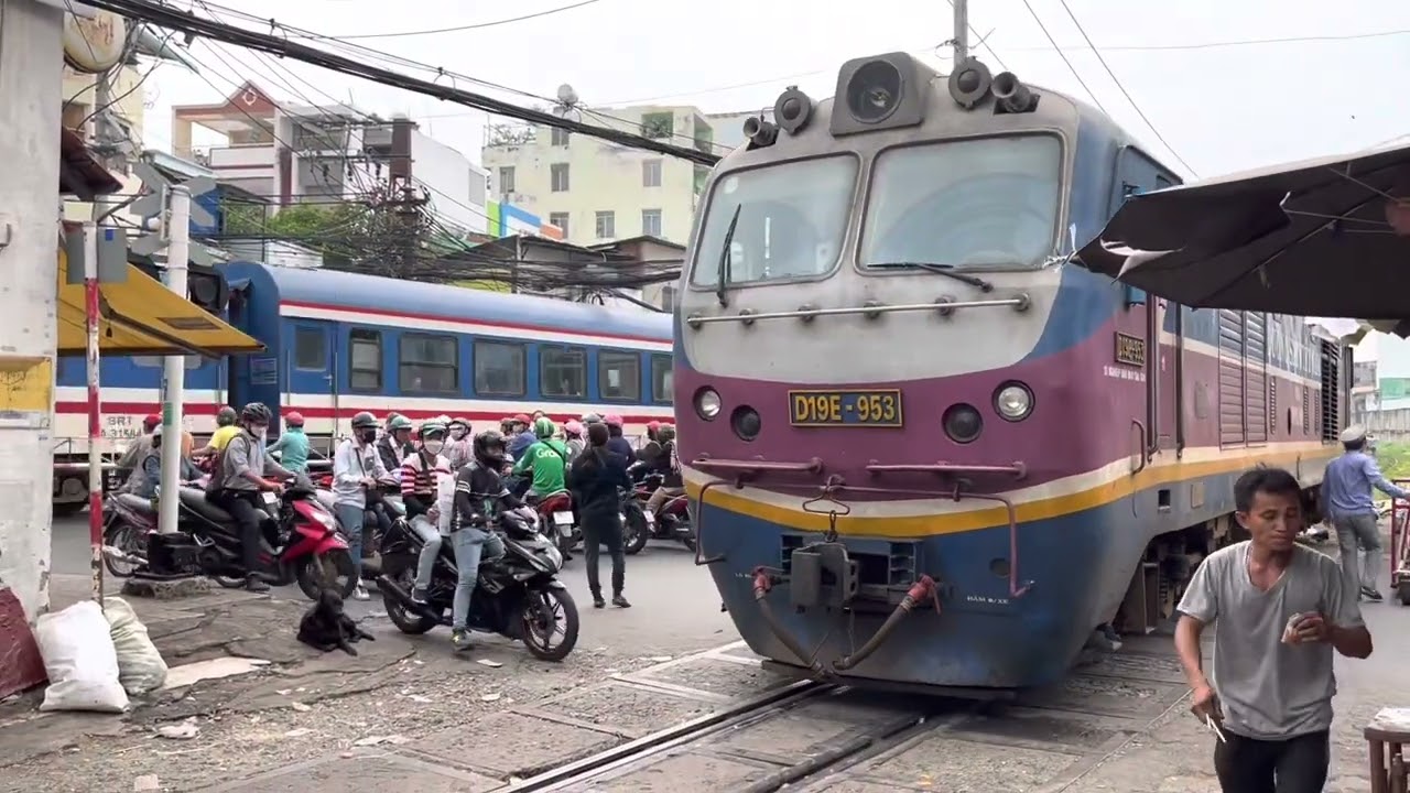 (Tàu Tết 2023) D19E-953 ra kho, D19E-964 kéo tàu TN5 về ga Sài Gòn