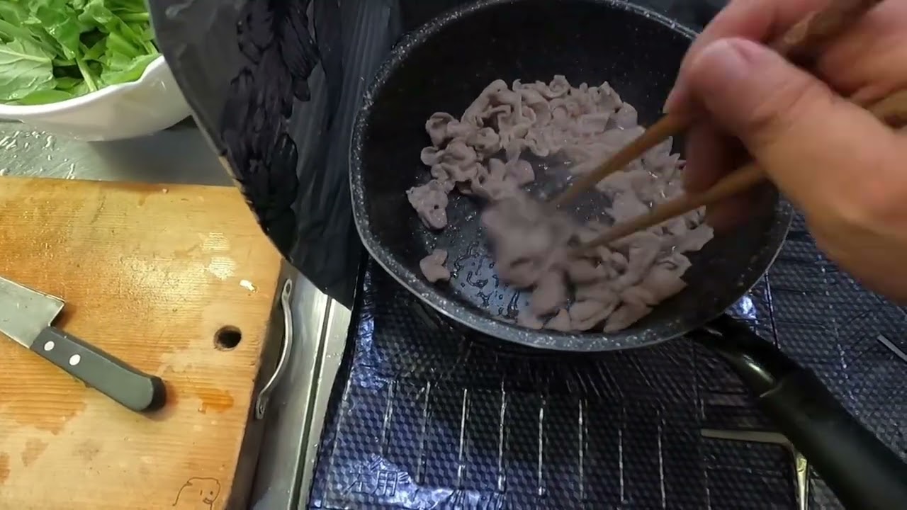 母に聞いて作る小松菜と豚こま炒め｜家庭の夜ごはん