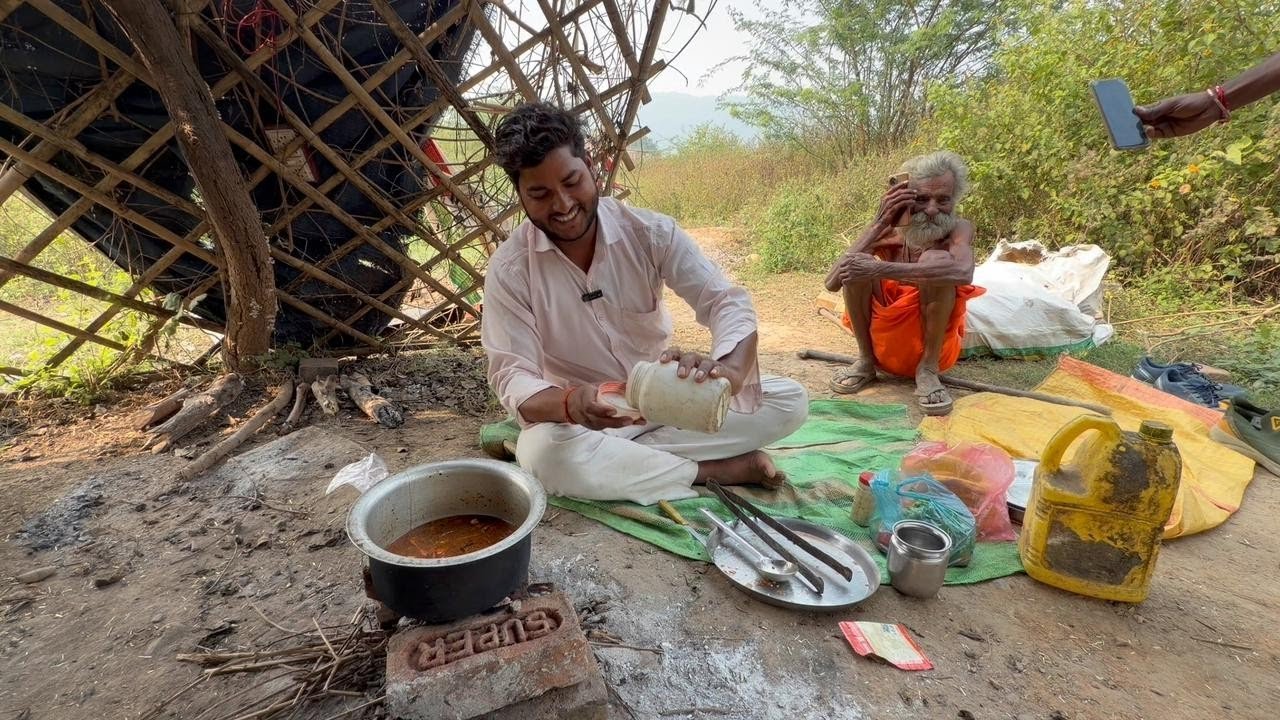 चित्रकूट के सिद्ध संत राधे बाबा के आए भक्त गोरखपुर से मिलने 