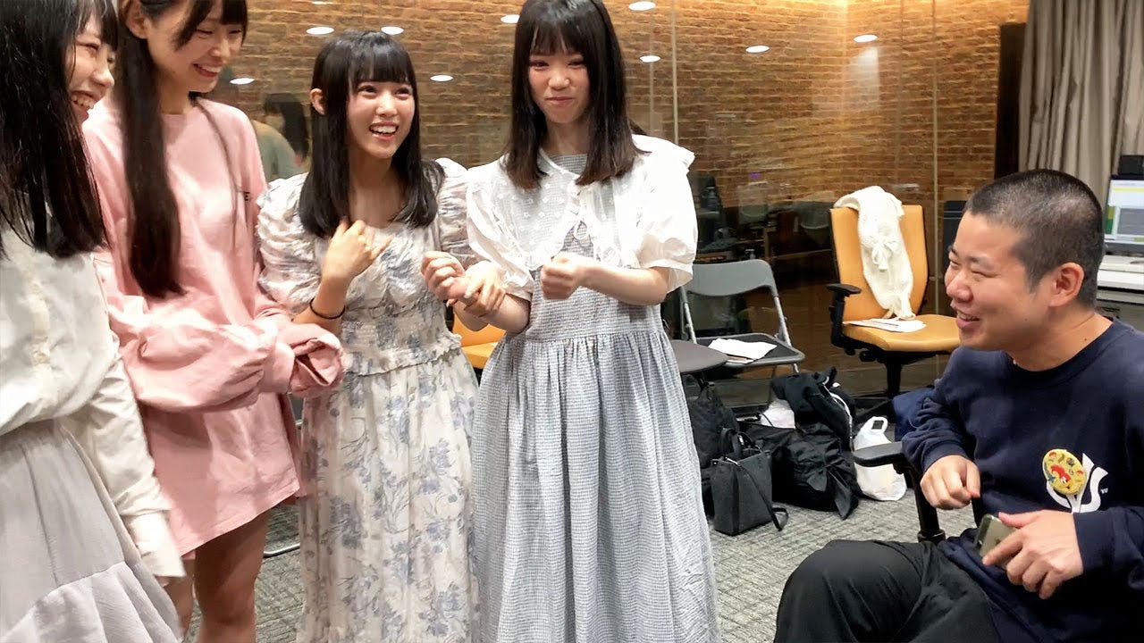 アイドルに囲まれてモテてると勘違いする岡田