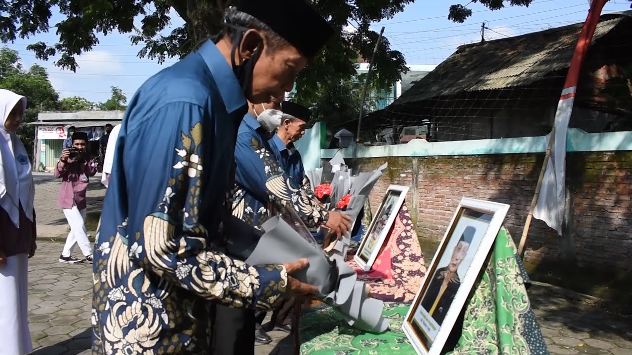 Suasana Haru dalam Peringatan Hari Guru. Terima Kasih Guruku (cover by Siswa/i Al Hadi Giri)