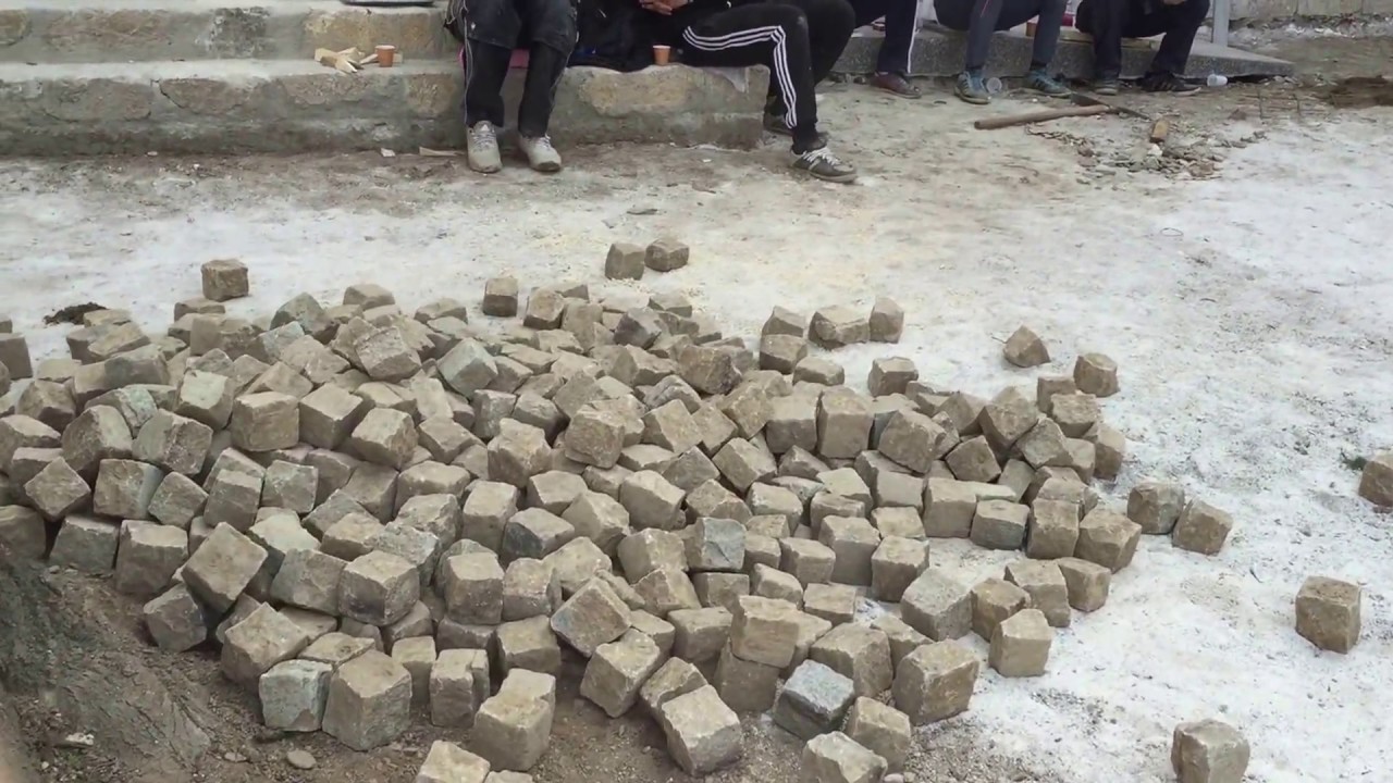 Сложни богослови певају Богородици и преносе камену коцку за под у дворишту Богословије - мај 2016.