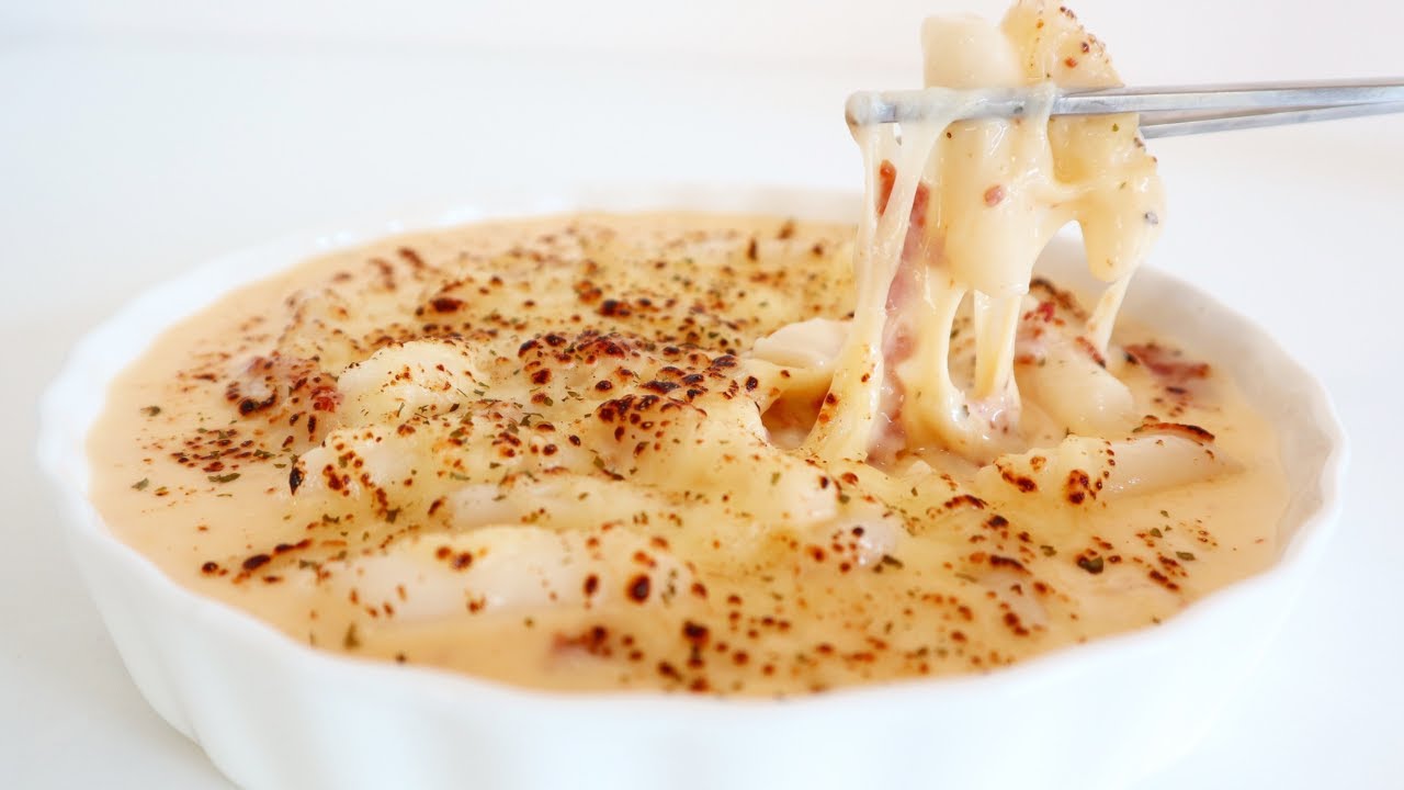 TTEOKBOKKI MAC & CHEESE (CHEESY KOREAN RICE CAKE)