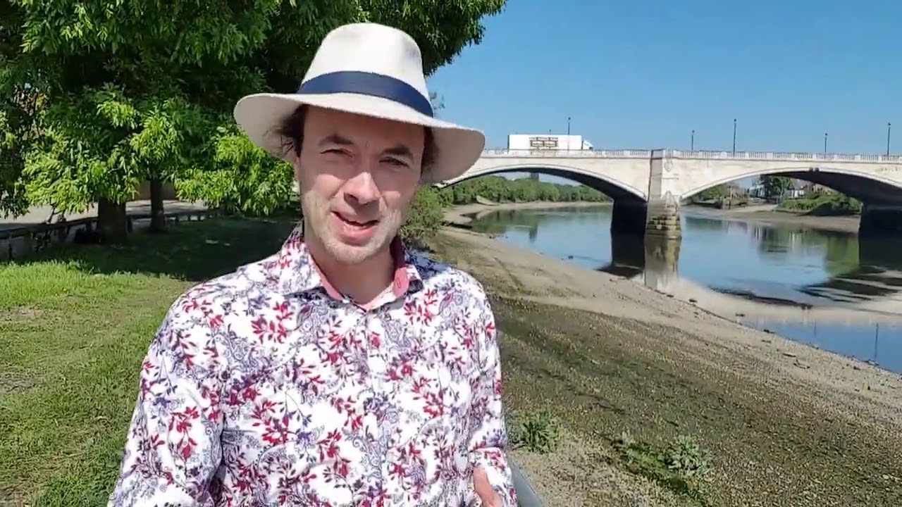 Mortlake to Richmond. A tour along the River Thames.