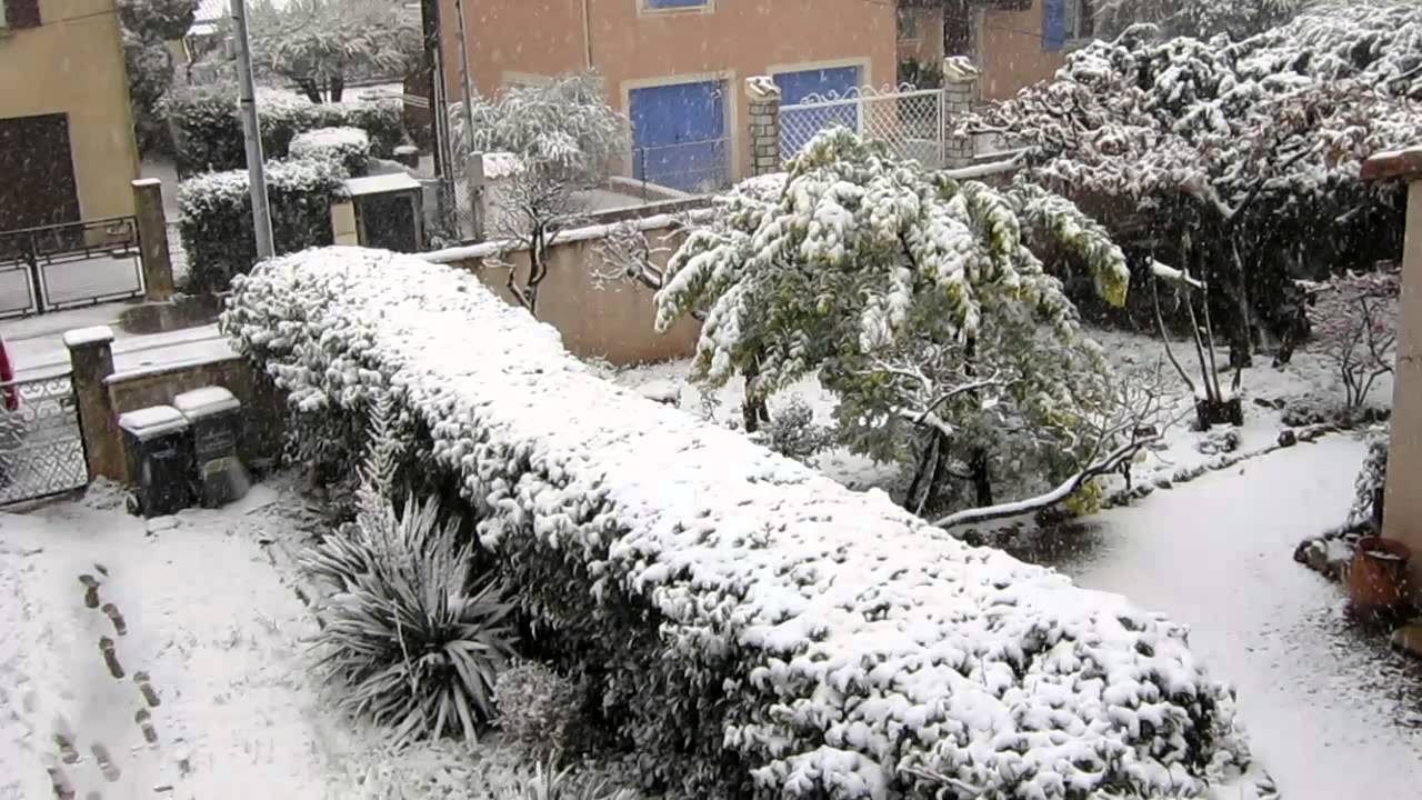 The snow is falling !