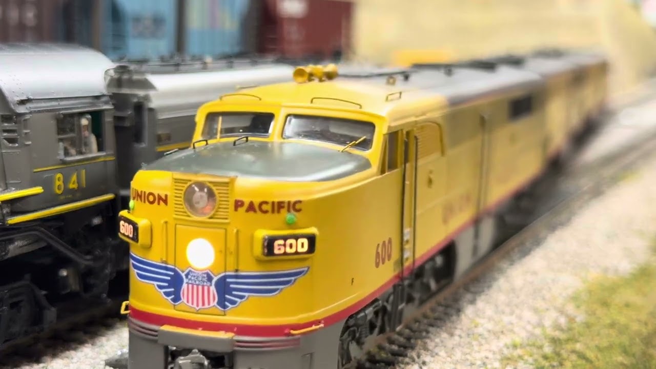 Union Pacific Christmas mail extra late 40’s / Santa Fe Green Fruit Express G.F.X.