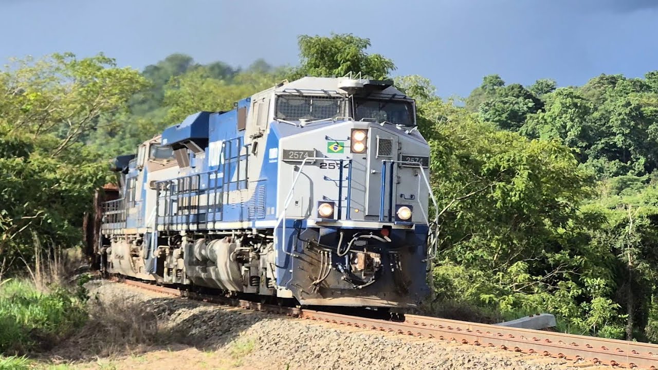 Trem de minério carregado passando pelo km 1508 da Ferrovia Norte Sul