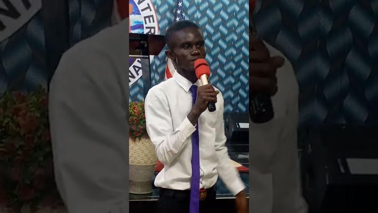 Rosa.c making people laugh 😂😂with his face on stage.