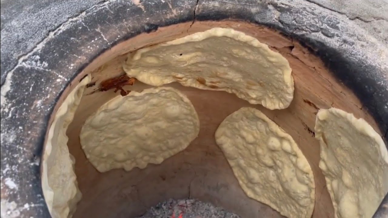 خبز حبة البركه بتنور الطين وجوله نوكل الدجاجات ونسوي اطيب ريوك عشق العراقيين واسوي طرشي طماطه خضره 