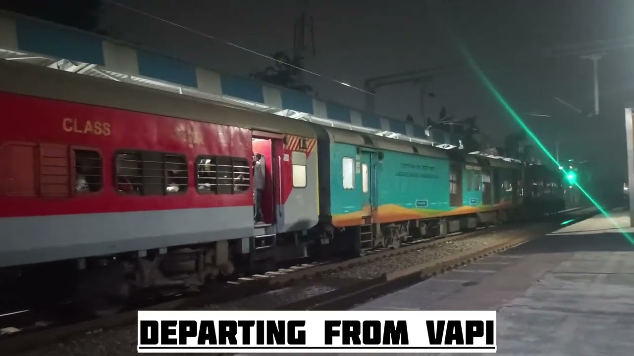 FULL ARRIVAL AND DEPARTURE OF 19037 AVADH EXPRESS FROM BANDRA TERMINUS TO BARAUNI JN ARRIVED AT VAPI
