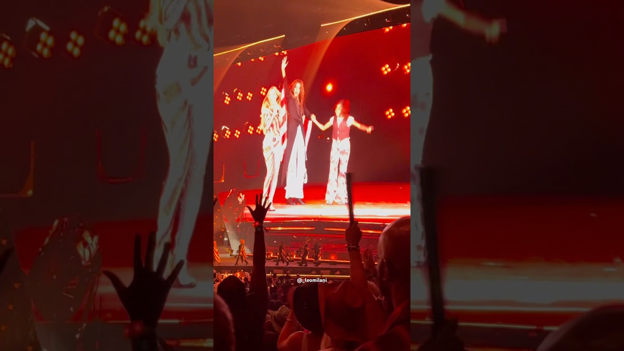 Rumi Carter & Blue Ivy take the stage at the Cowboy Carter Tour to say goodbye with Beyonce #beyonce
