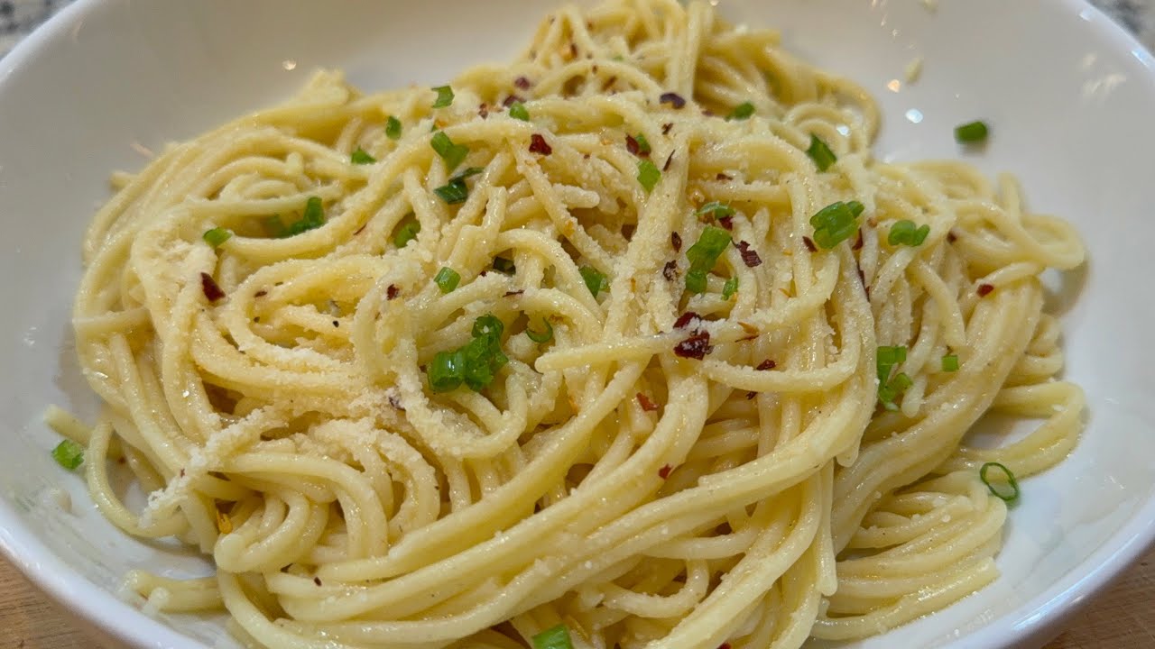 How To  Make This  20-Minute Dinner of Spaghetti Aglio e Oilio! Such a Perfectly Easy Meal to Make