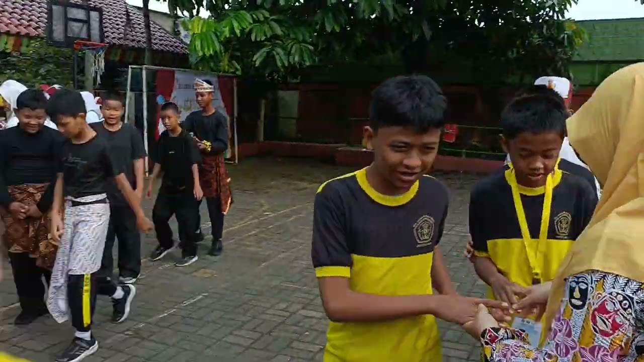Mengecek Kebersihan Diri Murid