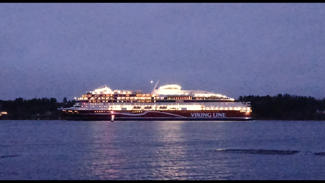 Viking Glory 4 years in service, (and meets Silja Serenade)