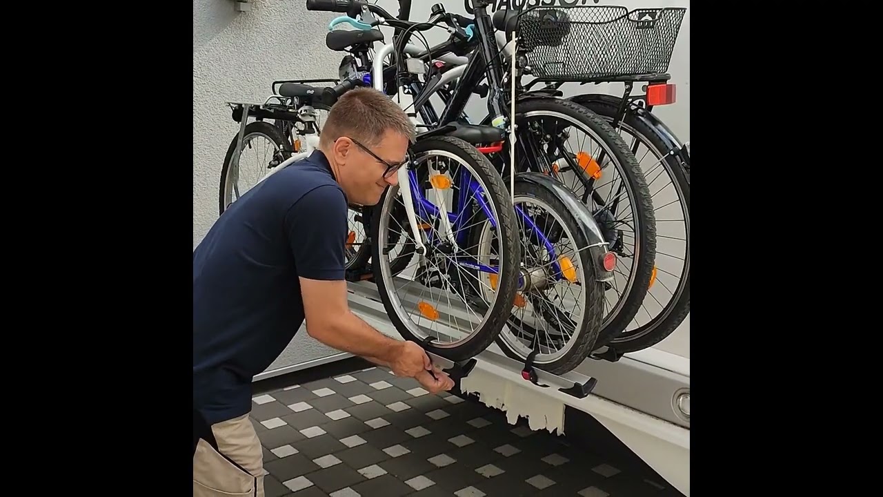 Swinging Wheels auf einem Wohnmobil Auto Gepäckträger transportieren