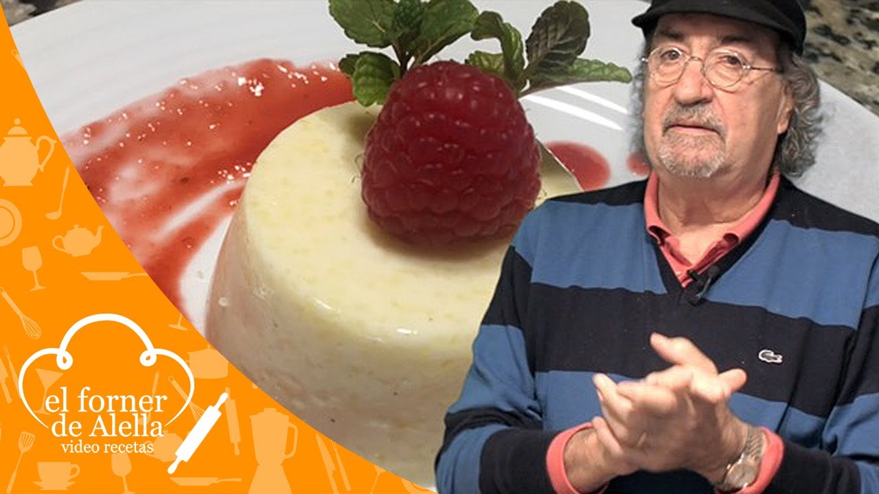 Panacotta de Piña colada con coulis de frutos rojos